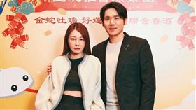 陳怡蓉（左）和醫生老公薛博仁（右）連袂出席聖緹雅醫療集團春酒。（聖緹雅醫療集團提供）