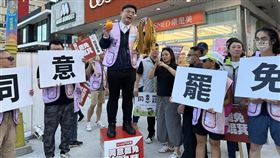 民團街頭舉牌倡議罷免  賴瑞隆現身開講（1）罷團「微光花蓮」24日傍晚在街頭呼籲民眾同意罷免，民進黨立委賴瑞隆（中）也現身支持，站上「公民肥皂箱」宣講，也特別帶黃色小鴨來給民團加油打氣。中央社記者李先鳳攝  114年6月24日