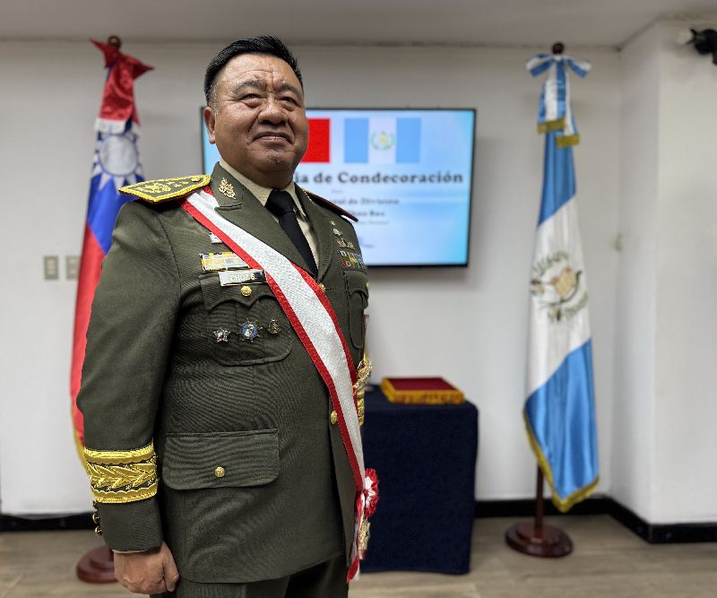 受贈勳的瓜地馬拉參謀總長裘思中將曾是台灣國防部獎學金受獎生,兩度赴台深造,並曾擔任瓜地馬拉駐台武官,與台灣淵源深厚。裘思總長也強調,台灣就是他的「第二故鄉」。(圖/中央社)