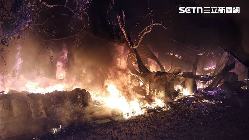 台南工寮全面燃燒陷火海　鐵皮全空只剩骨