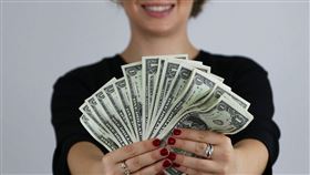 ▲高息ETF逆勢吸金，00919吸金逾168億元表現亮眼，00961首度配息成市場關注焦點，高息ETF資金周增120億元，顯示震盪市況下投資人偏好穩定現金流，專家建議掌握除息公告時點，避免高溢價進場造成投資風險。（示意圖／PIXABAY）