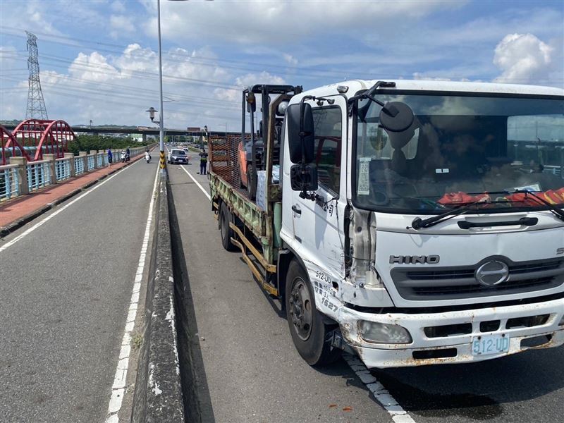 員警才剛下車,巡邏車慘被撞爛,若維修金額太高恐怕只能報廢。(圖/翻攝畫面)