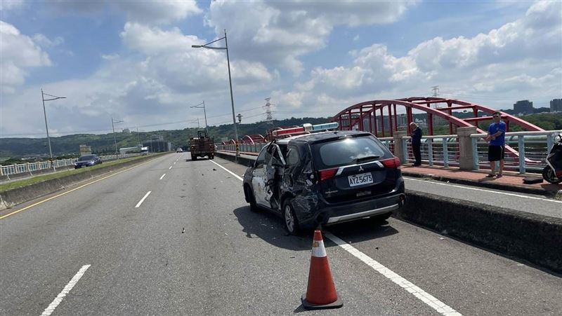 處理車禍反遭殃!巡邏車下秒遭追撞超驚悚