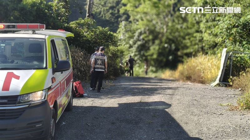 年約89歲婦人,雙手多處被蜂螫傷,當下意識清楚;已將人送醫救治。(圖/翻攝畫面)