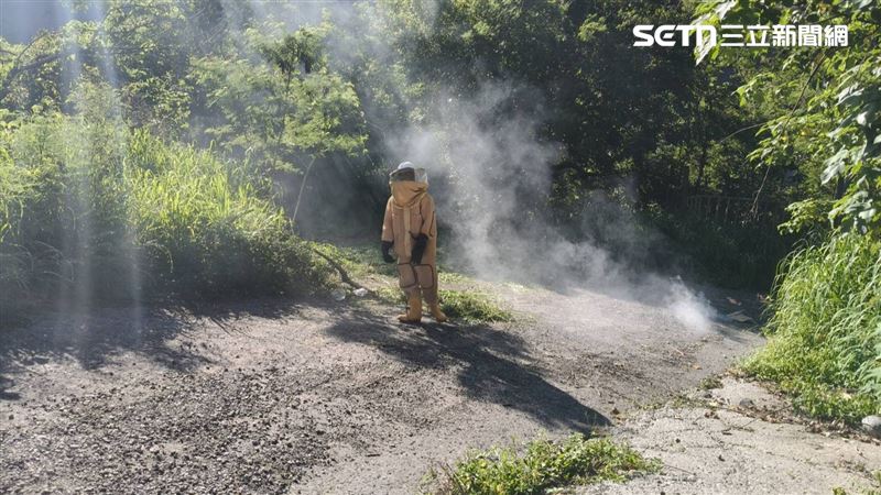 救護人員穿著全套防護裝備,將人救出。(圖/翻攝畫面)