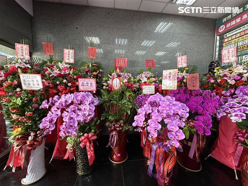 各界花束湧入競辦,陳其邁的放在門口顯眼處。(圖/記者簡榮良攝影)