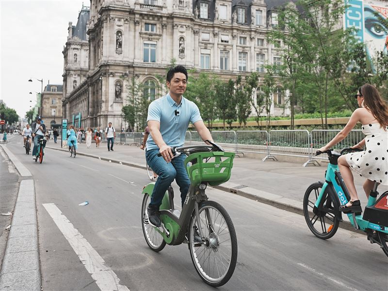 蔣萬安日前在巴黎考察時大讚自行車道建設,但遭議員指出2023年以來,交工處並無任何自行車道工程專案。(圖/北市府提供)