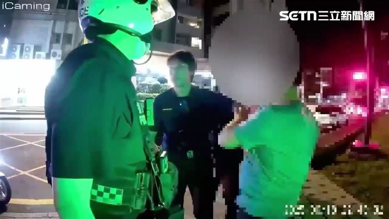 北市蘇男三度揮打警員左手臂遭壓制逮捕。(圖/翻攝畫面)