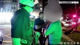 ▲北市蘇男三度揮打警員左手臂遭壓制逮捕。（圖／翻攝畫面）