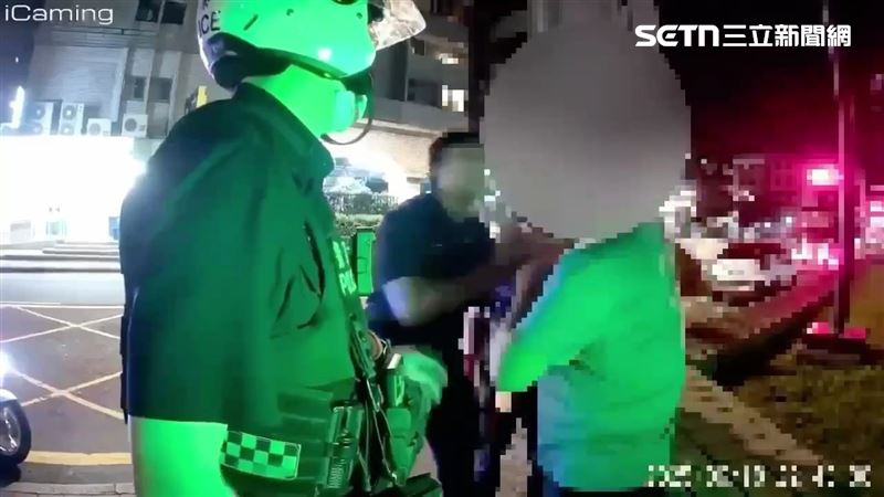 北市蘇男三度揮打警員左手臂遭壓制逮捕。(圖/翻攝畫面)