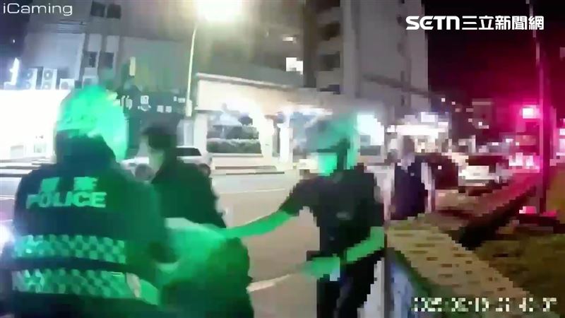 北市蘇男三度揮打警員左手臂遭壓制逮捕。(圖/翻攝畫面)