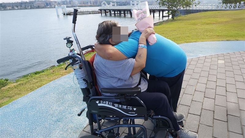 畫溫柔句點　癌末婦：第一次聽兒子說愛我