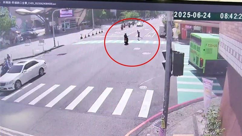 國小畢業生校門口慘被追撞　空中翻滾重摔