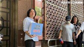 ▲陳玉珍代表國民黨赴北檢告發綠營罷團涉多起偽造、死亡連署。（圖／記者楊佩琪攝）