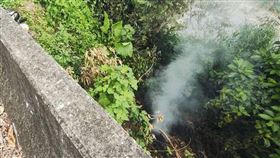 太平，長龍路三段，台中老伯摔邊坡昏迷，米酒被菸蒂點燃，雜草悶燒，離奇喪命（圖／翻攝畫面）