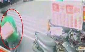 ▲洪健益助理掃街遭汽車輾過腳部（圖／翻攝畫面）