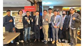 ▲鴻海研究院於IEEE ISPSD國際功率半導體會議中發表兩項突破性晶片技術成果，為AI伺服器效能提升注入嶄新動能，研究團隊成功開發出300°C環境下穩定運作的高溫類比電路。圖為鴻海研究院半導體研究所郭浩中所長（左三）與蕭逸楷組長（左五）及陽明交通大學吳添立教授（左四）研究團隊。（圖／鴻海提供）