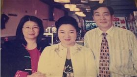 白冰冰（中）跟余丹丹夫妻合影留念。（圖／長興影視提供）