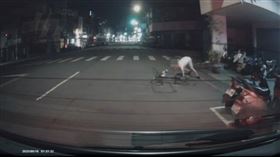 台中西區，知名小吃店老闆，喝醉，硬撐牽熟客高價自行車，邊走邊摔爬行，(圖／翻攝畫面)