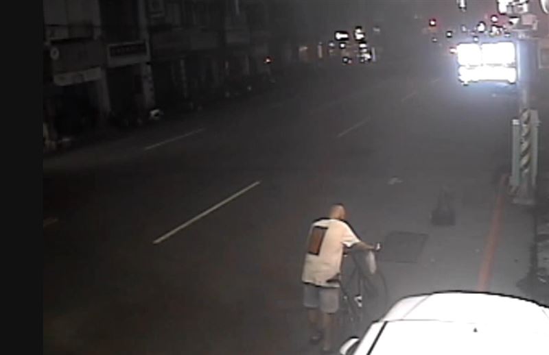 台中一名老翁夜間牽自行車行走,沿路搖搖晃晃不斷跌倒。(圖/翻攝畫面)