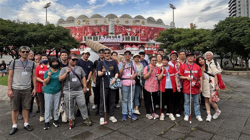 味全龍邀請視障朋友聽棒球。(圖/中華民國視障者家長協會提供)