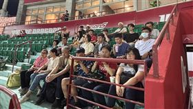 ▲味全龍邀請視障朋友聽棒球。（圖／中華民國視障者家長協會提供）