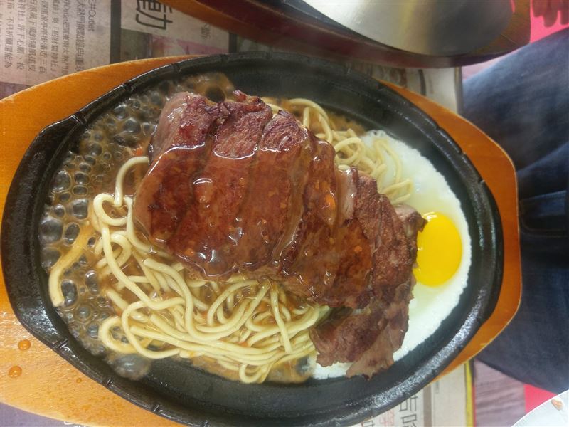 店家並表示，現在牛肉超貴我們提供的牛排還是原肉，而且價格已經比坊間的平價牛排相對便宜。（圖／翻攝自當事店家臉書）