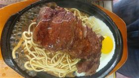收一星負評，平價牛排店回擊：在那邊恩愛餵食秀，醬被吸乾到底誰的問題。（圖／翻攝自當事店家臉書）