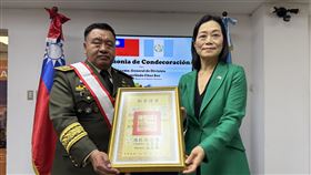 大使張俊菲頒贈瓜國參謀總長裘思大綬二等雲麾勳章駐瓜地馬拉大使張俊菲（右）強調，裘思總長（左）力挺台瓜邦誼，擴大軍事交流、協助台灣駐瓜地馬拉武官處推動軍事外交，榮獲勳章當之無愧。中央社記者李登文瓜地馬拉市攝   114年6月25日