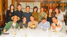 梁朝偉夫妻幫Lisa慶生，劉嘉玲的帥姪子（後排左二）和女朋友也現身。（翻攝劉嘉玲微博）