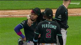 ▲響尾蛇球星馬提（Ketel Marte）被問候過世母親淚灑球場。（圖／翻攝自X）