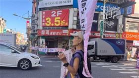 ▲葉霸連續三天在路口挺罷免傅崐萁（圖／翻攝自曙光花蓮臉書）