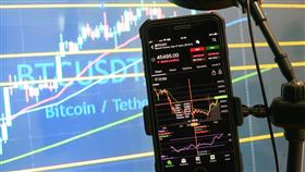 ▲台股除息旺季開跑，00940衝出5.3%年化配息率佳績，從0.03漲至0.04元，投資人笑著領錢。（示意圖／PIXABAY）