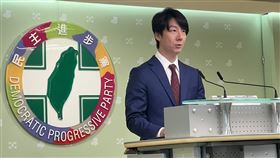 ▲民進黨發言人吳崢在中常會報告「下半年中國對台工作關注重點」。（圖／記者劉秀敏攝影）