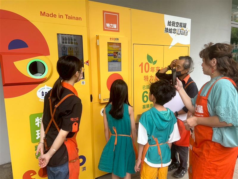 特力屋手創空間今年手作夏令營課程，推出經典「小小店長、小小木藝師、小小綠色英雄」三類職人課程。（圖／品牌業者提供）