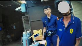 一名劉姓男子（58歲）因毒品、詐欺等及偽造文書等案遭10處地檢發布通緝，他潛逃至金門化名藏匿，23日劉男騎車外出遭警攔查，他出示變造的駕照應對，因照片大小有異且有裁剪痕跡，遭員警識破當場被逮。