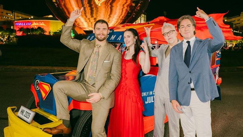 《超人》全球跑　揪女星搭吉普尼嗨玩自拍