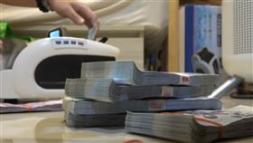 警方再度發動搜索，成功逮獲其餘未到案的犯嫌，並在現場起出百萬贓款。（圖／翻攝畫面）