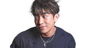  Tyson Yoshi 今正式推出全新 Remix 版〈跳樓機〉（圖／索尼音樂提供）