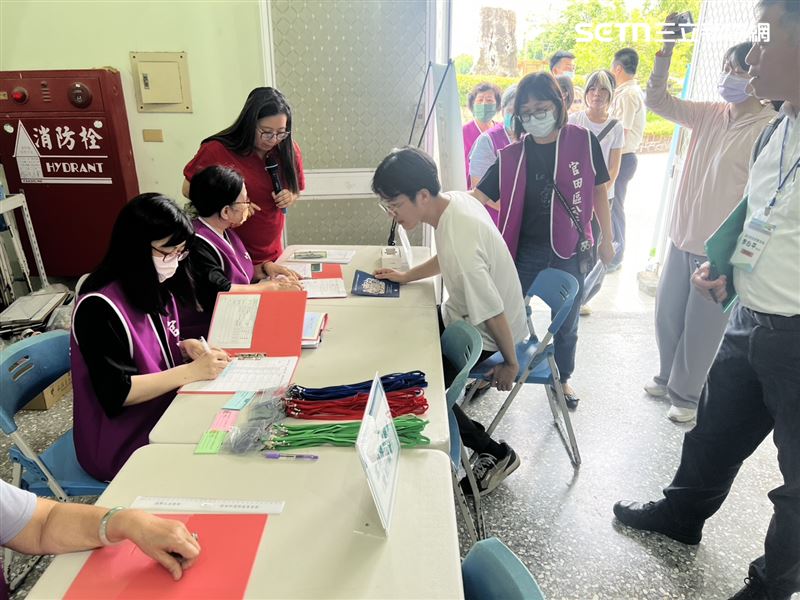 官田區區長洪聰發擔任指揮官，全面統籌演練各項流程，並實地操作開設2避難收容處所。（圖／翻攝畫面）