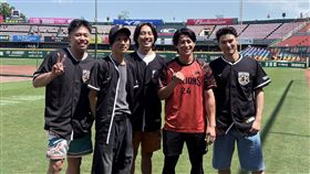 鳳小岳見到台灣隊長超嗨，笑稱「我是去追星」。（圖／鳳小岳&壓克力柿子工作室提供）