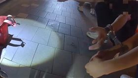 2人的行為宛如潑猴撒野，最終仍遭警方逮捕。（圖／翻攝畫面）