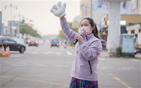 《民主，練習中》記錄主角之一的廖郁賢返鄉從政，卻面臨地方勢力的威脅與挑戰。（圖／海鵬提供）