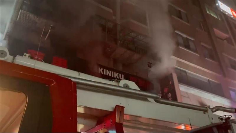 新／竹市護城河旁燒烤店火警　雲梯車出動