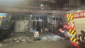 今日晚間，高雄一處民宅失火，消防人員獲報立即前往撲滅。（圖／翻攝畫面）