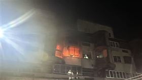 今日晚間，高雄一處民宅失火，消防人員獲報立即前往撲滅。（圖／翻攝畫面）