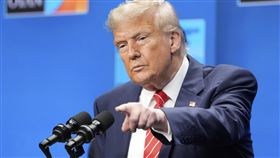 北約允諾增軍費，川普出席峰會時稱「所有人巨大勝利」。（圖／美聯社／達志影像）