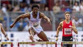 美跨欄好手奪金「大走光」，多次調褲還撞欄，網路爆紅。(圖／美聯社／達志影像)