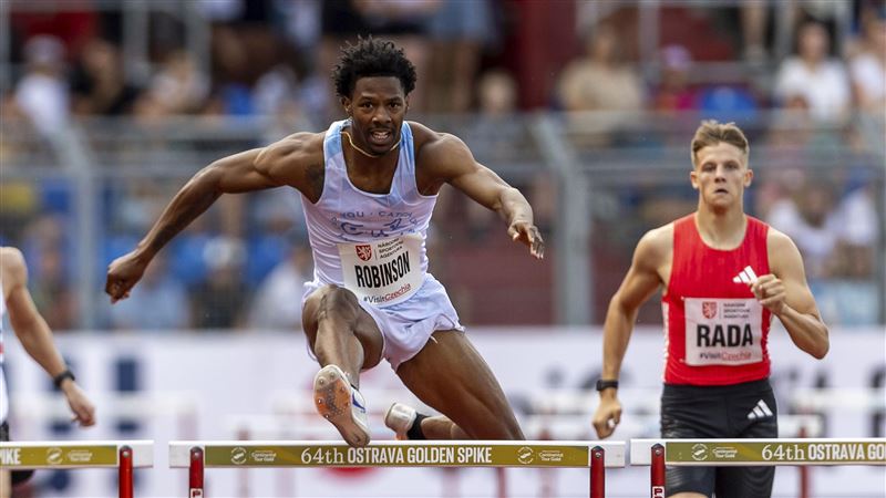 美國選手跨欄摘金 「褲襠暴走」全球爆紅