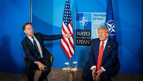 呂特極力讚揚川普  協調北約峰會順暢北約秘書長呂特（左）在海牙峰會期間盡力迎合川普（右），盛讚美國攻擊伊朗核設施、稱北約盟國同意5%軍費占比目標是川普的勝利。（北約提供）中央社記者田習如海牙傳真  114年6月25日
